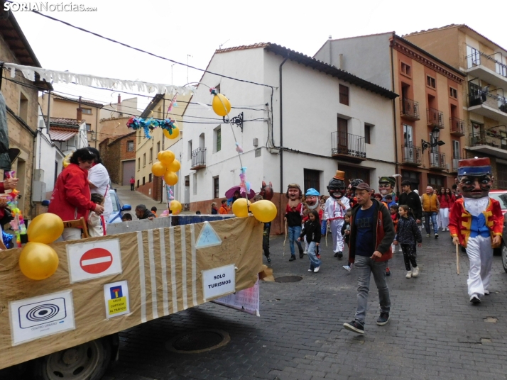 GALER&Iacute;A | Ni la lluvia consigue detener el desfile de los diablillos de San Miguel 2025 de &Aacute;gred