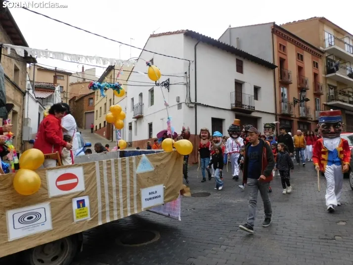 GALER&Iacute;A | Ni la lluvia consigue detener el desfile de los diablillos de San Miguel 2025 de &Aacute;gred