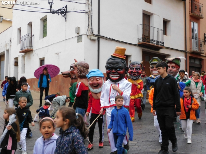 GALER&Iacute;A | Ni la lluvia consigue detener el desfile de los diablillos de San Miguel 2025 de &Aacute;gred