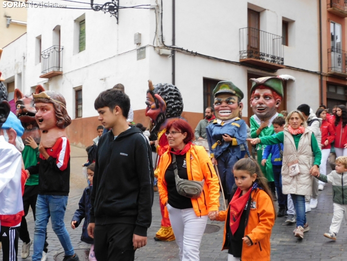 GALER&Iacute;A | Ni la lluvia consigue detener el desfile de los diablillos de San Miguel 2025 de &Aacute;gred