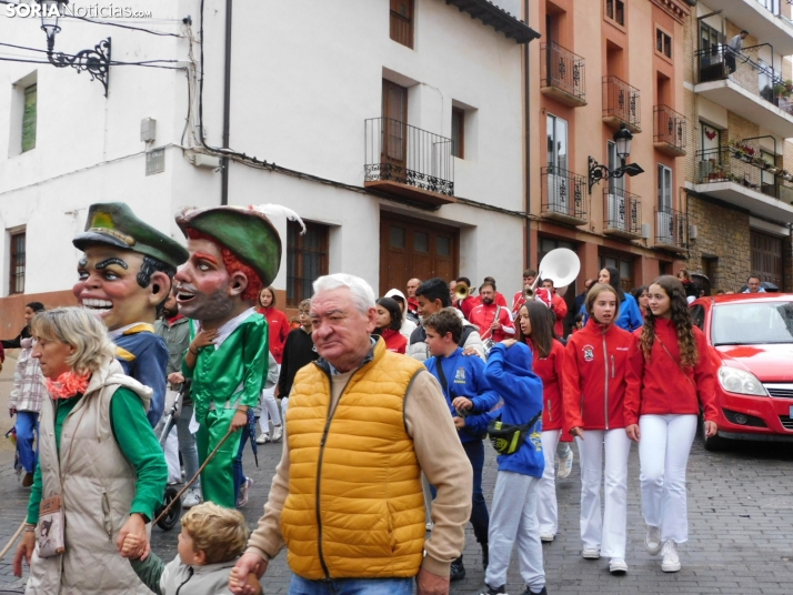 GALER&Iacute;A | Ni la lluvia consigue detener el desfile de los diablillos de San Miguel 2025 de &Aacute;gred