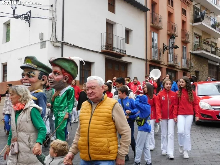 GALER&Iacute;A | Ni la lluvia consigue detener el desfile de los diablillos de San Miguel 2025 de &Aacute;gred