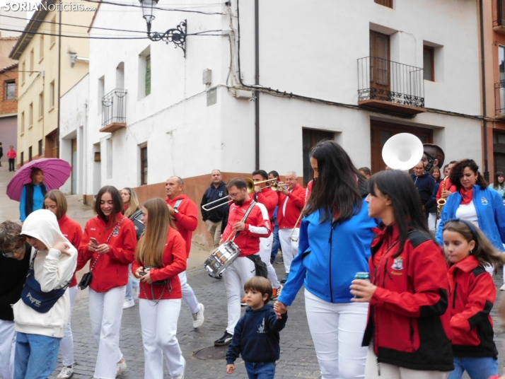 GALER&Iacute;A | Ni la lluvia consigue detener el desfile de los diablillos de San Miguel 2025 de &Aacute;gred