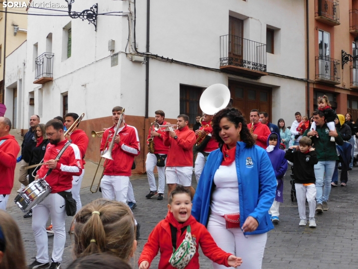 GALER&Iacute;A | Ni la lluvia consigue detener el desfile de los diablillos de San Miguel 2025 de &Aacute;gred