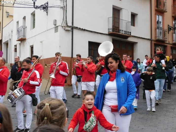 GALER&Iacute;A | Ni la lluvia consigue detener el desfile de los diablillos de San Miguel 2025 de &Aacute;gred