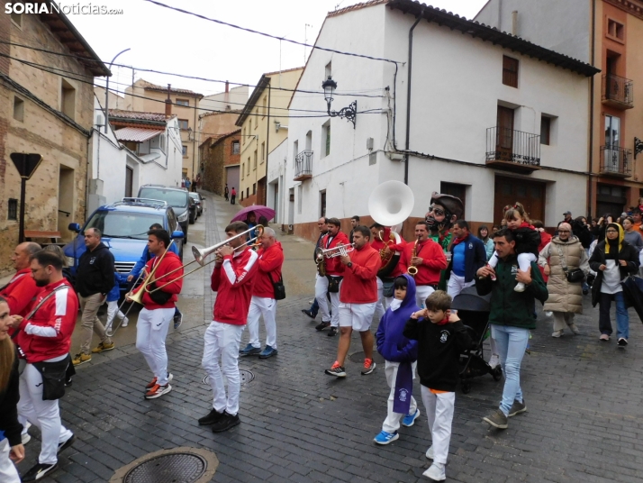 GALER&Iacute;A | Ni la lluvia consigue detener el desfile de los diablillos de San Miguel 2025 de &Aacute;gred