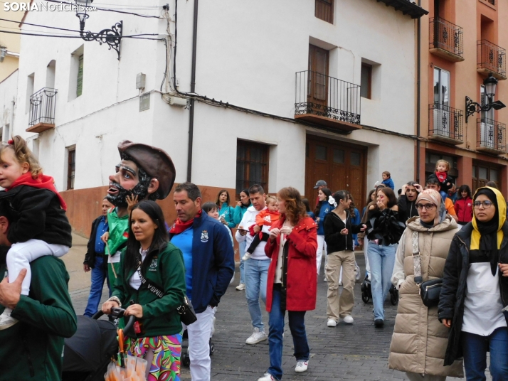 GALER&Iacute;A | Ni la lluvia consigue detener el desfile de los diablillos de San Miguel 2025 de &Aacute;gred