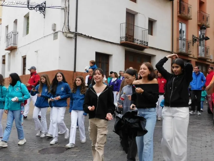 GALER&Iacute;A | Ni la lluvia consigue detener el desfile de los diablillos de San Miguel 2025 de &Aacute;gred