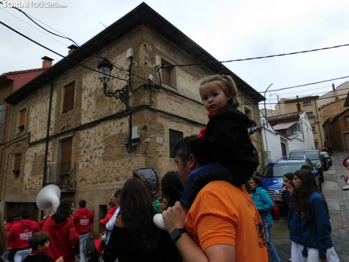 GALER&Iacute;A | Ni la lluvia consigue detener el desfile de los diablillos de San Miguel 2025 de &Aacute;gred