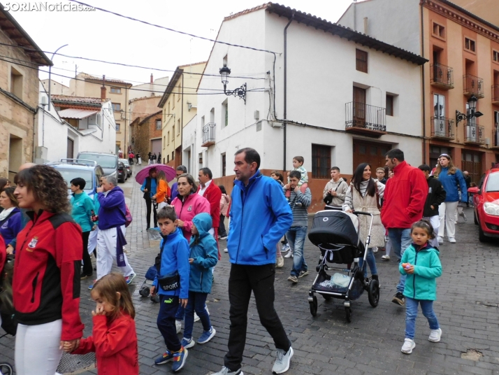 GALER&Iacute;A | Ni la lluvia consigue detener el desfile de los diablillos de San Miguel 2025 de &Aacute;gred