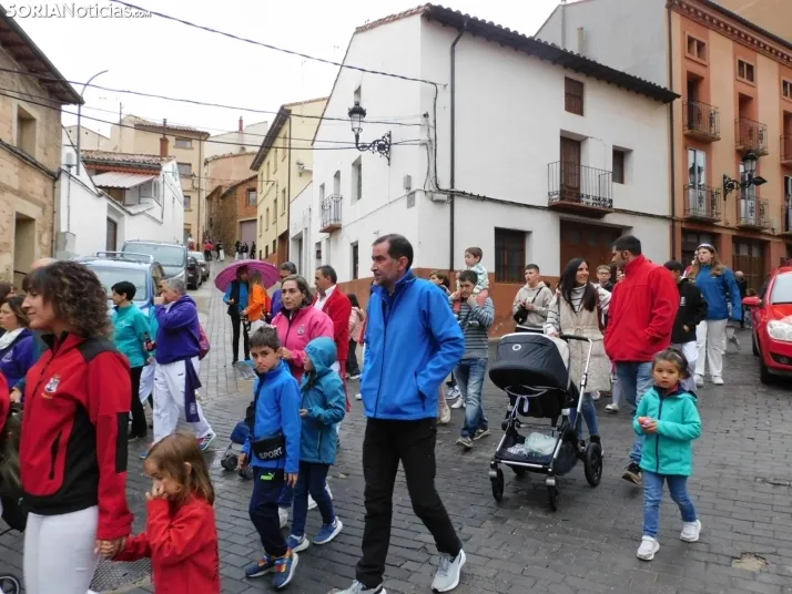 GALER&Iacute;A | Ni la lluvia consigue detener el desfile de los diablillos de San Miguel 2025 de &Aacute;gred