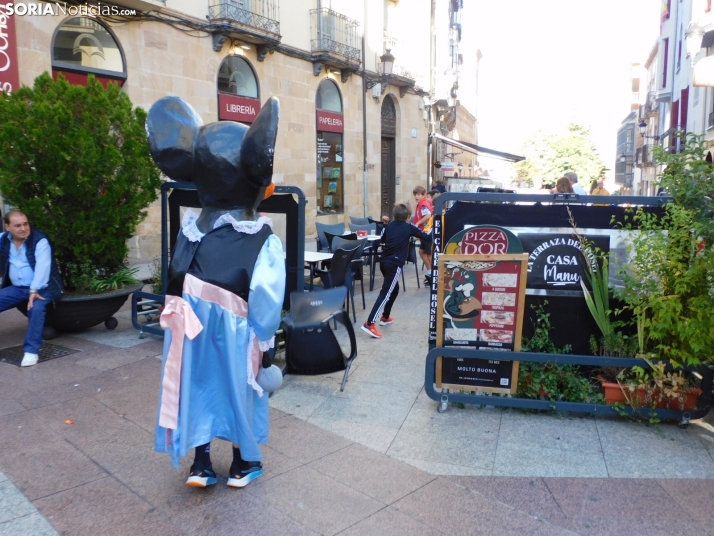 Fotos: Centenares de ni&ntilde;os comienzan San Saturio escapando de los cabezudos por el centro de Soria