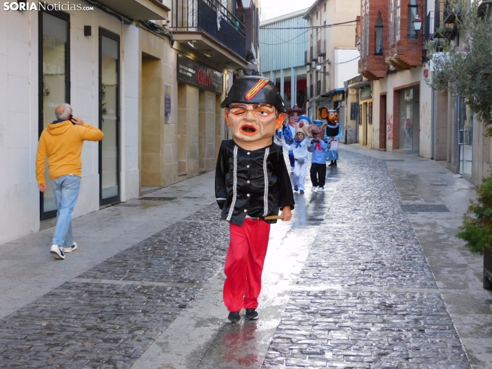 Fotos: Centenares de ni&ntilde;os comienzan San Saturio escapando de los cabezudos por el centro de Soria