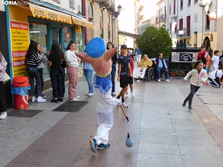 Fotos: Centenares de ni&ntilde;os comienzan San Saturio escapando de los cabezudos por el centro de Soria