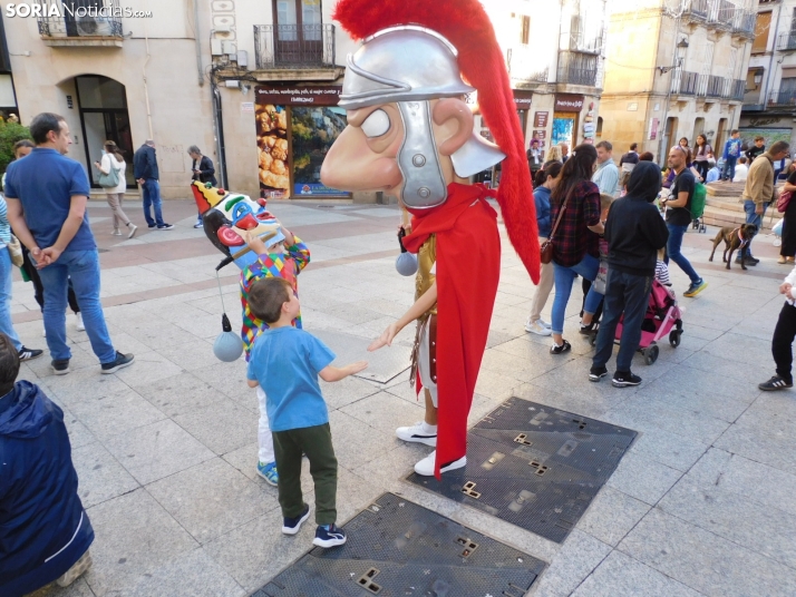 Fotos: Centenares de ni&ntilde;os comienzan San Saturio escapando de los cabezudos por el centro de Soria