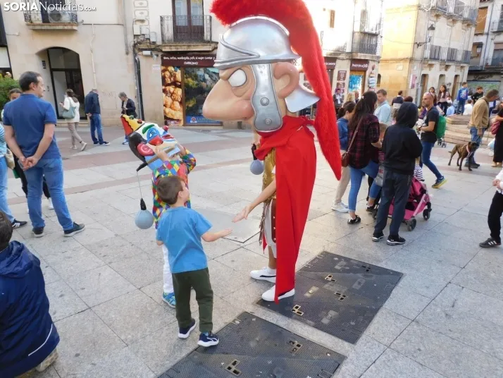 Fotos: Centenares de ni&ntilde;os comienzan San Saturio escapando de los cabezudos por el centro de Soria