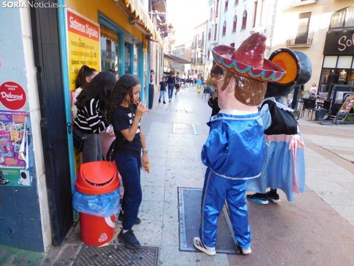 Fotos: Centenares de ni&ntilde;os comienzan San Saturio escapando de los cabezudos por el centro de Soria