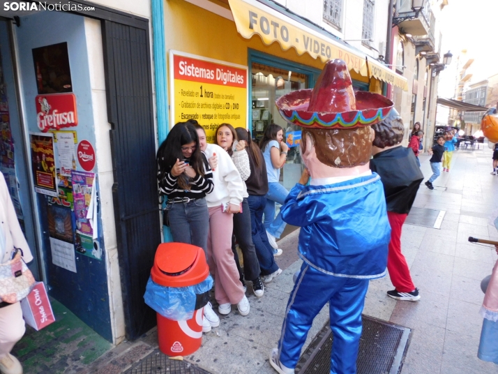 Fotos: Centenares de ni&ntilde;os comienzan San Saturio escapando de los cabezudos por el centro de Soria