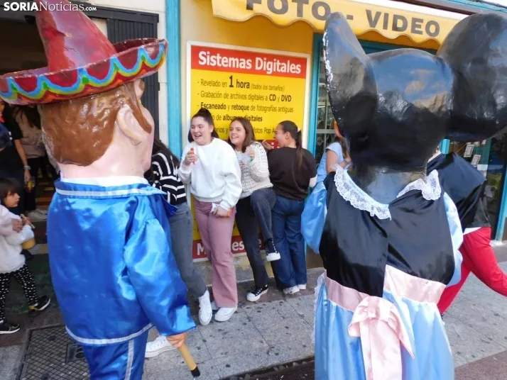 Fotos: Centenares de ni&ntilde;os comienzan San Saturio escapando de los cabezudos por el centro de Soria