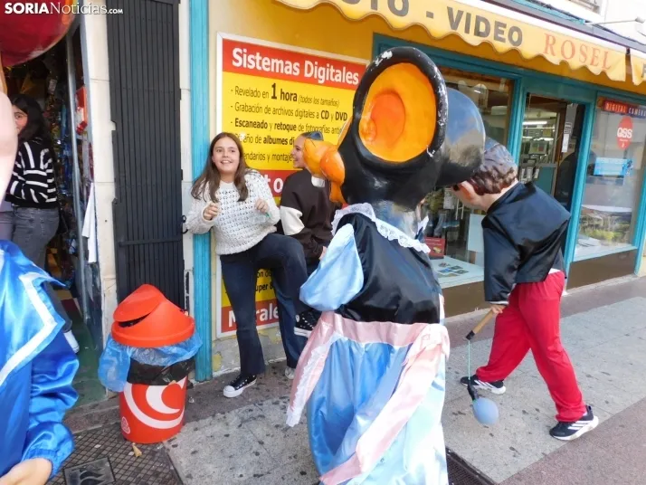 Fotos: Centenares de ni&ntilde;os comienzan San Saturio escapando de los cabezudos por el centro de Soria