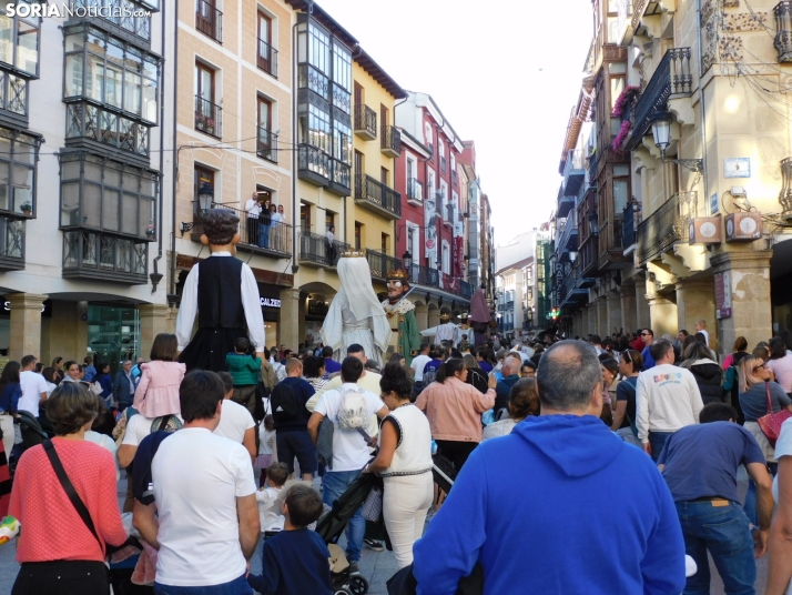 Fotos: Centenares de ni&ntilde;os comienzan San Saturio escapando de los cabezudos por el centro de Soria
