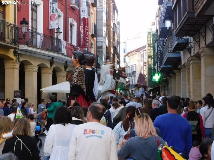 Fotos: Centenares de ni&ntilde;os comienzan San Saturio escapando de los cabezudos por el centro de Soria