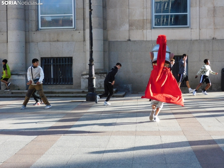 Fotos: Centenares de ni&ntilde;os comienzan San Saturio escapando de los cabezudos por el centro de Soria