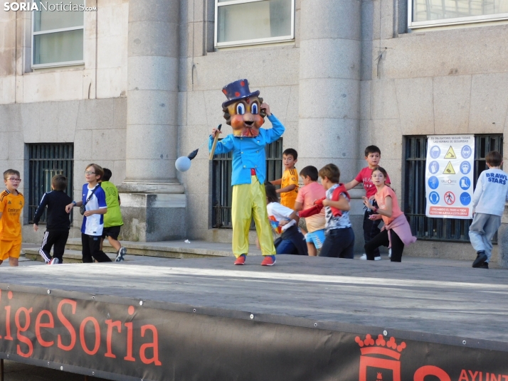 Fotos: Centenares de ni&ntilde;os comienzan San Saturio escapando de los cabezudos por el centro de Soria