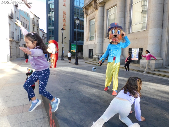 Fotos: Centenares de ni&ntilde;os comienzan San Saturio escapando de los cabezudos por el centro de Soria