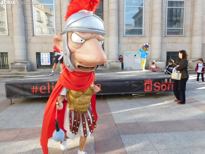 Fotos: Centenares de ni&ntilde;os comienzan San Saturio escapando de los cabezudos por el centro de Soria