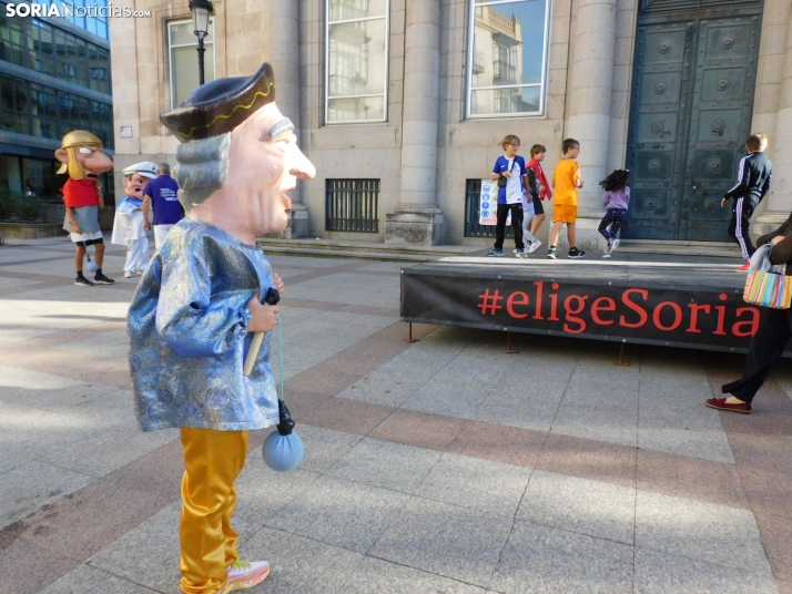 Fotos: Centenares de ni&ntilde;os comienzan San Saturio escapando de los cabezudos por el centro de Soria