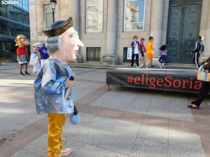 Fotos: Centenares de ni&ntilde;os comienzan San Saturio escapando de los cabezudos por el centro de Soria