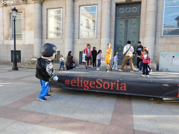 Fotos: Centenares de ni&ntilde;os comienzan San Saturio escapando de los cabezudos por el centro de Soria