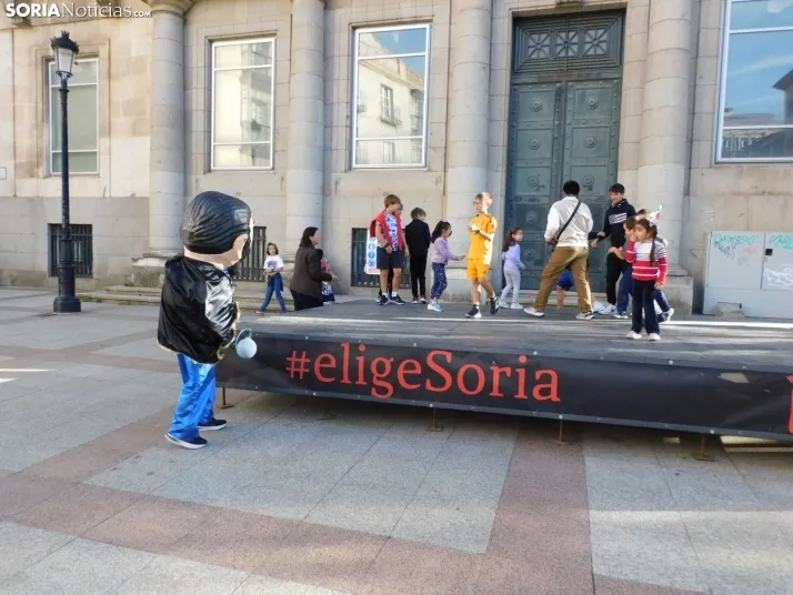Fotos: Centenares de ni&ntilde;os comienzan San Saturio escapando de los cabezudos por el centro de Soria