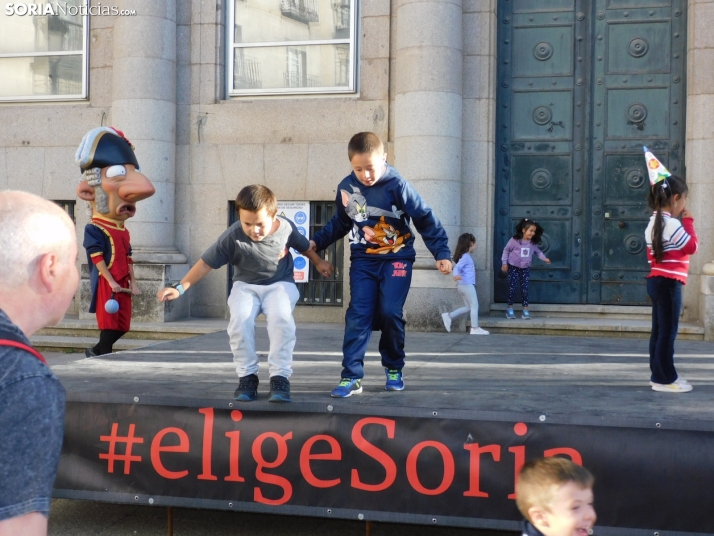 Fotos: Centenares de ni&ntilde;os comienzan San Saturio escapando de los cabezudos por el centro de Soria