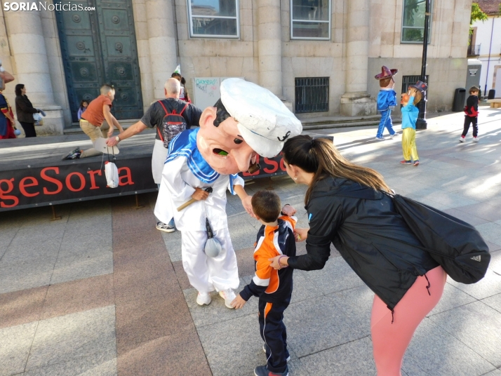 Fotos: Centenares de ni&ntilde;os comienzan San Saturio escapando de los cabezudos por el centro de Soria