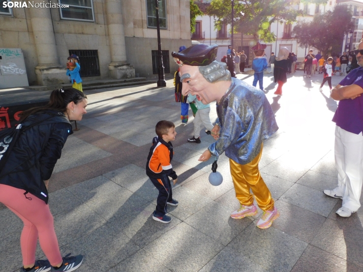 Fotos: Centenares de ni&ntilde;os comienzan San Saturio escapando de los cabezudos por el centro de Soria