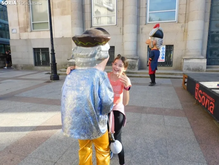 Fotos: Centenares de ni&ntilde;os comienzan San Saturio escapando de los cabezudos por el centro de Soria