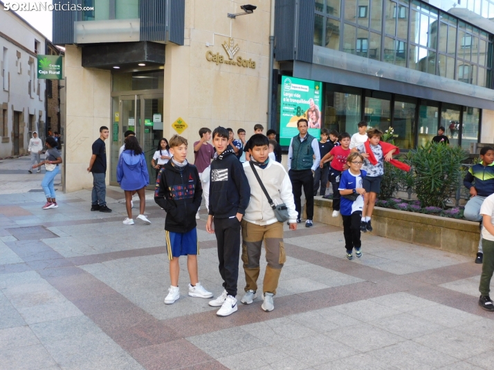 Fotos: Centenares de ni&ntilde;os comienzan San Saturio escapando de los cabezudos por el centro de Soria