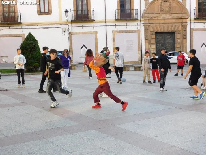 Fotos: Centenares de ni&ntilde;os comienzan San Saturio escapando de los cabezudos por el centro de Soria