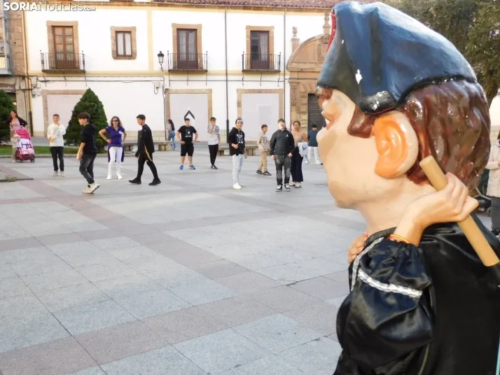 Fotos: Centenares de ni&ntilde;os comienzan San Saturio escapando de los cabezudos por el centro de Soria