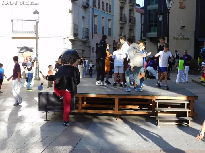 Fotos: Centenares de ni&ntilde;os comienzan San Saturio escapando de los cabezudos por el centro de Soria