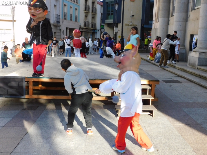 Fotos: Centenares de ni&ntilde;os comienzan San Saturio escapando de los cabezudos por el centro de Soria