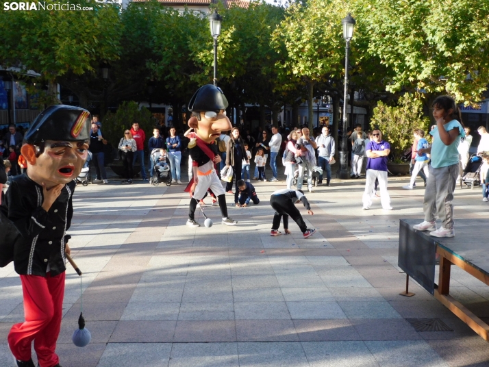 Fotos: Centenares de ni&ntilde;os comienzan San Saturio escapando de los cabezudos por el centro de Soria
