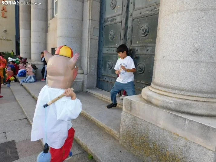 Fotos: Centenares de ni&ntilde;os comienzan San Saturio escapando de los cabezudos por el centro de Soria