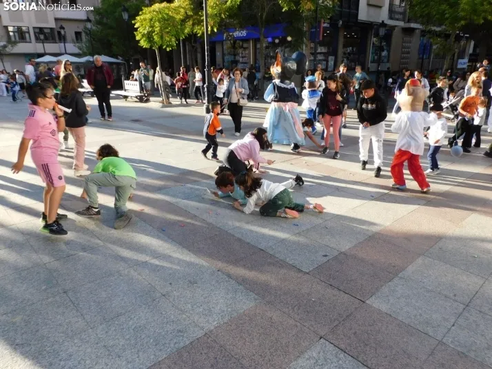 Fotos: Centenares de ni&ntilde;os comienzan San Saturio escapando de los cabezudos por el centro de Soria