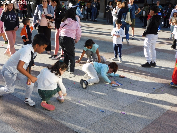 Fotos: Centenares de ni&ntilde;os comienzan San Saturio escapando de los cabezudos por el centro de Soria