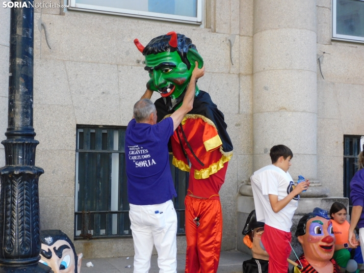 Fotos: Centenares de ni&ntilde;os comienzan San Saturio escapando de los cabezudos por el centro de Soria