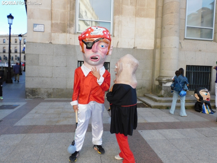 Fotos: Centenares de ni&ntilde;os comienzan San Saturio escapando de los cabezudos por el centro de Soria