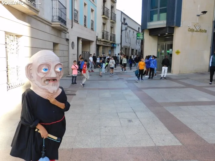 Fotos: Centenares de ni&ntilde;os comienzan San Saturio escapando de los cabezudos por el centro de Soria